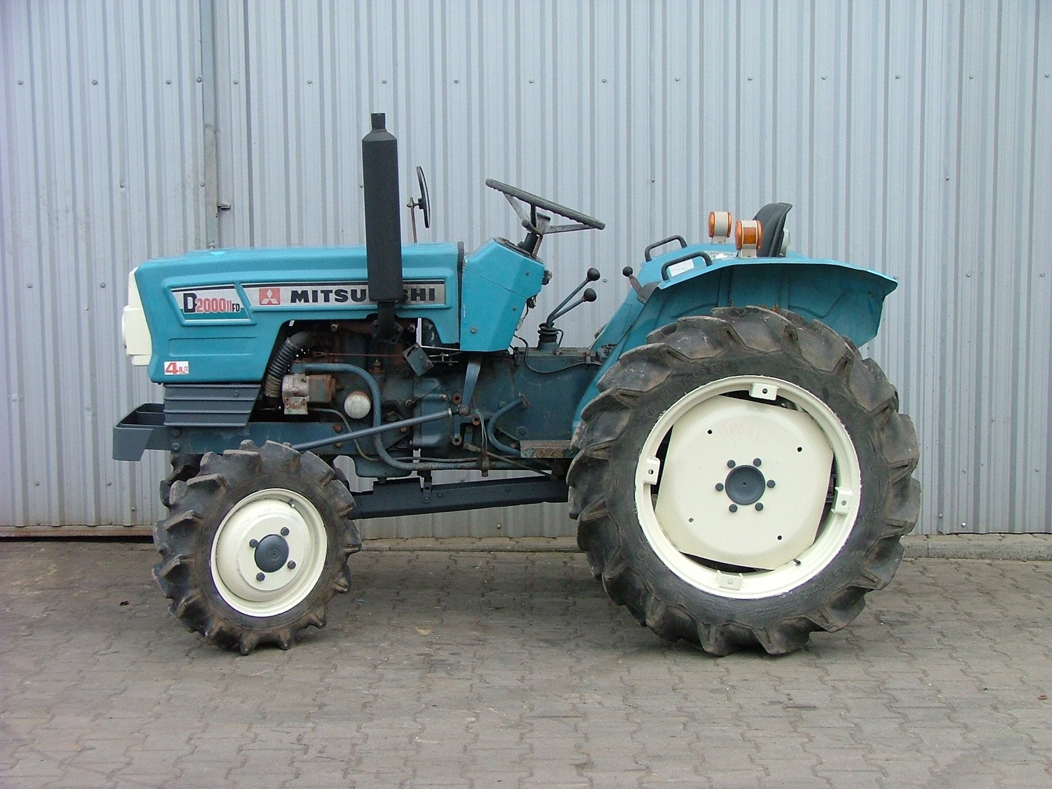Mitsubishi D2000IIFD - 1985 — zdjęcie 2
