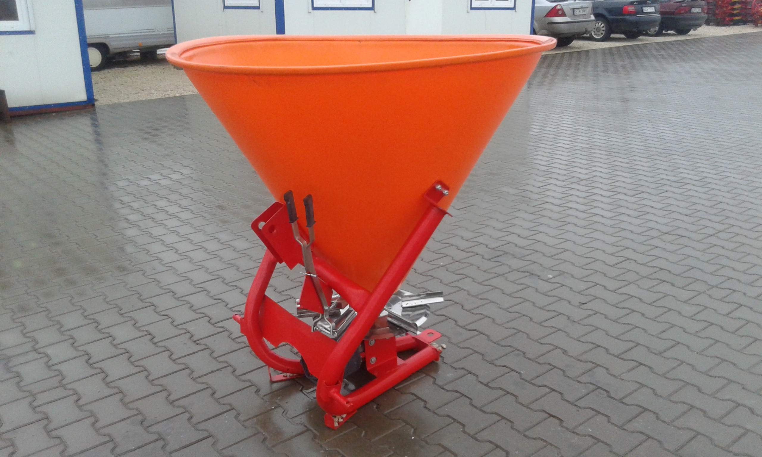 Rozsiewacz nawozów lej firmy Strumyk  lejek 300-400-500 l  — zdjęcie 1