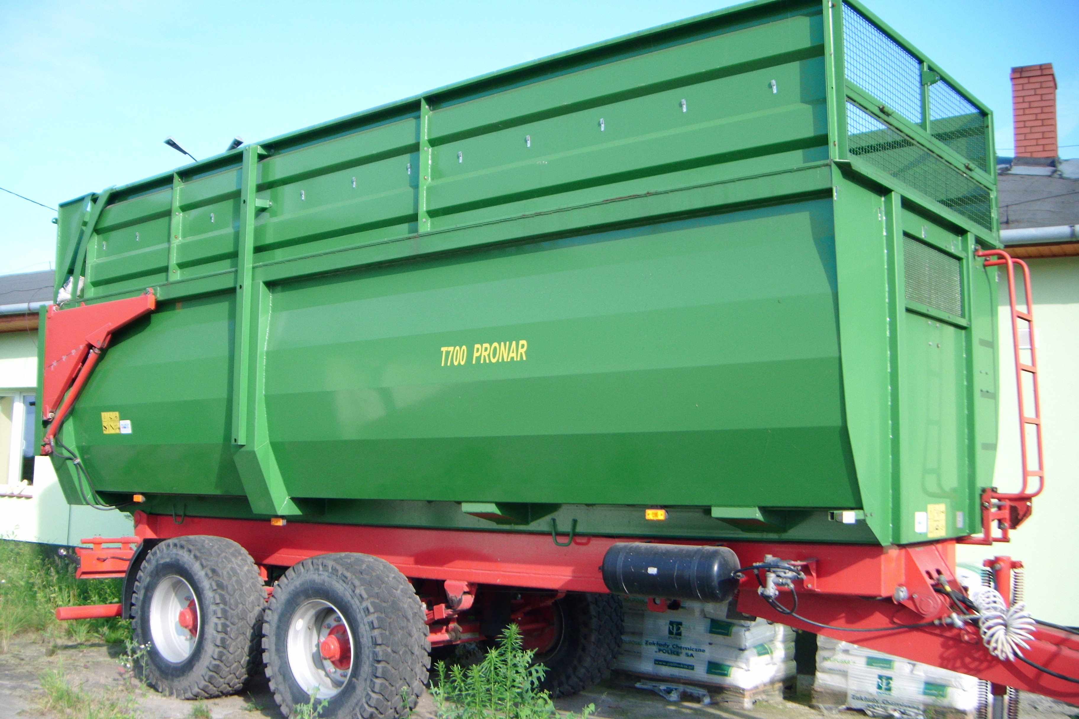 Przyczepa skorupowa PRONAR  T700 — zdjęcie 2