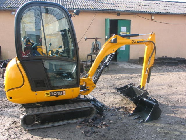Minikoparka JCB 8018 - 2010 rok - niski przebieg — zdjęcie 5