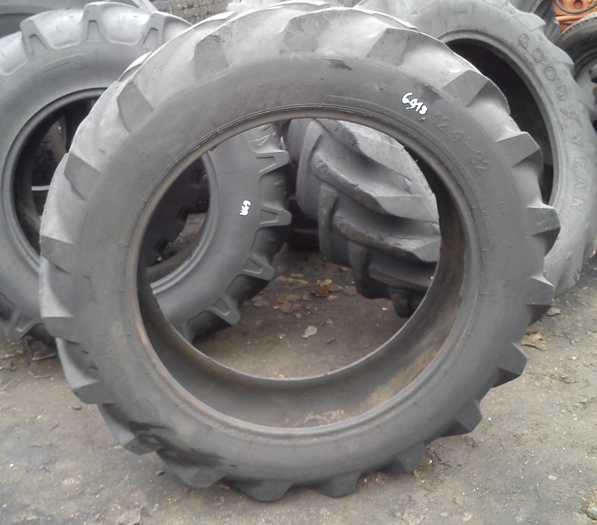 (G918) Opony 12.4 R32  Stomil — zdjęcie 2