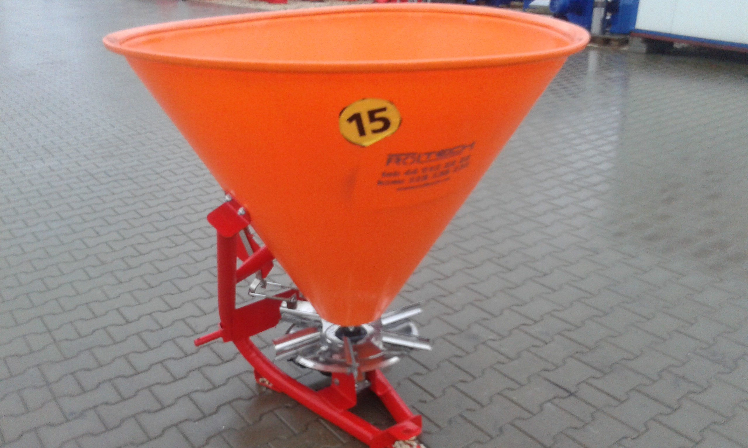 Rozsiewacz nawozów lej firmy Strumyk  lejek 300-400-500 l  — zdjęcie 3