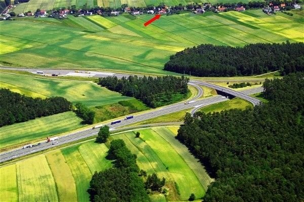 Dom i zabudowania gospodarcze w zadbanym obejsciu — zdjęcie 4