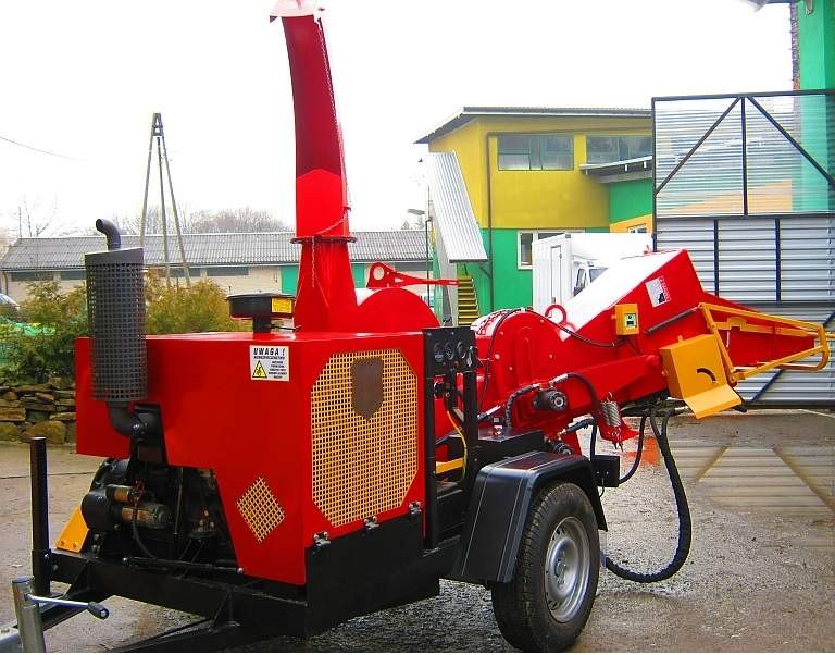 Rębak tarczowy na podwoziu leśnym,  65HP, 4 noże tnące, BóBR 92 PROFI — zdjęcie 1