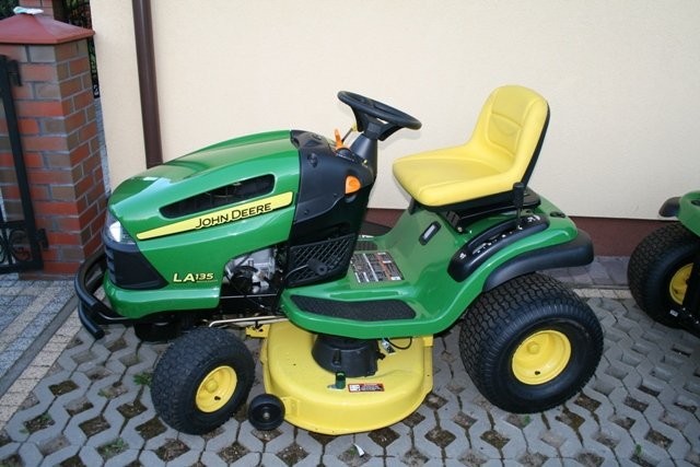 kosiarki JOHN DEERE LA105 i LA135 — zdjęcie 3