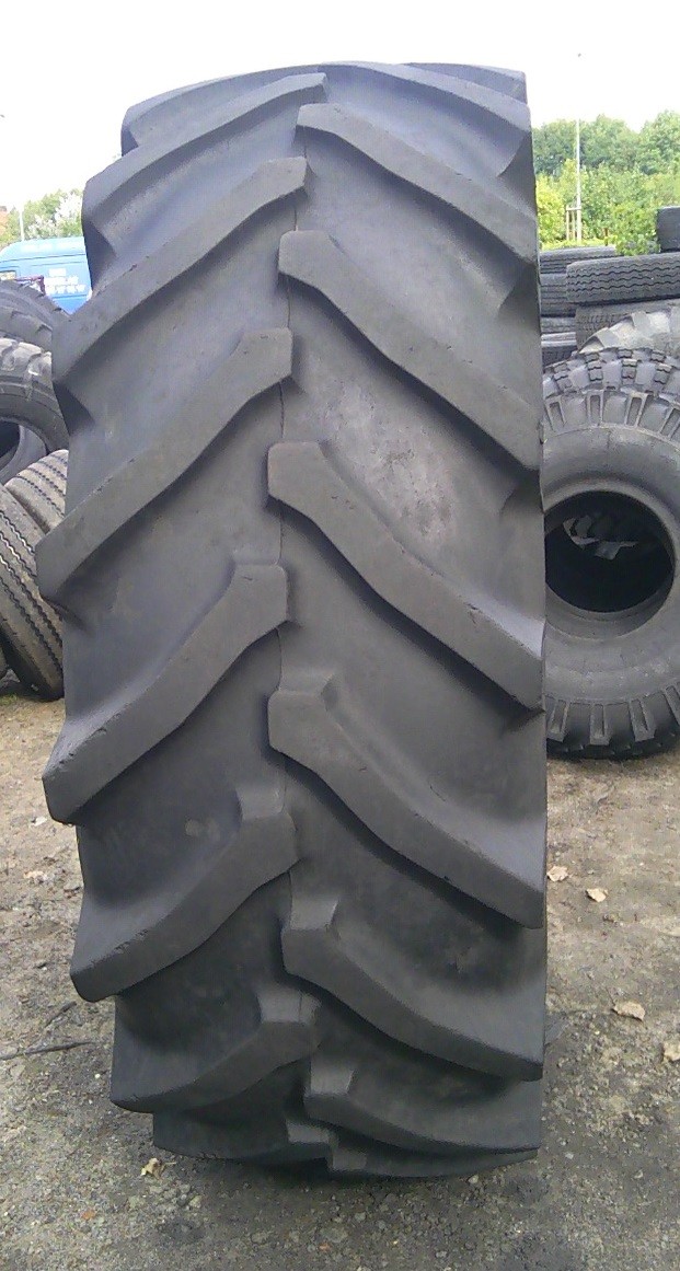 (G677) Opona 710/70 R42 Titan — zdjęcie 1