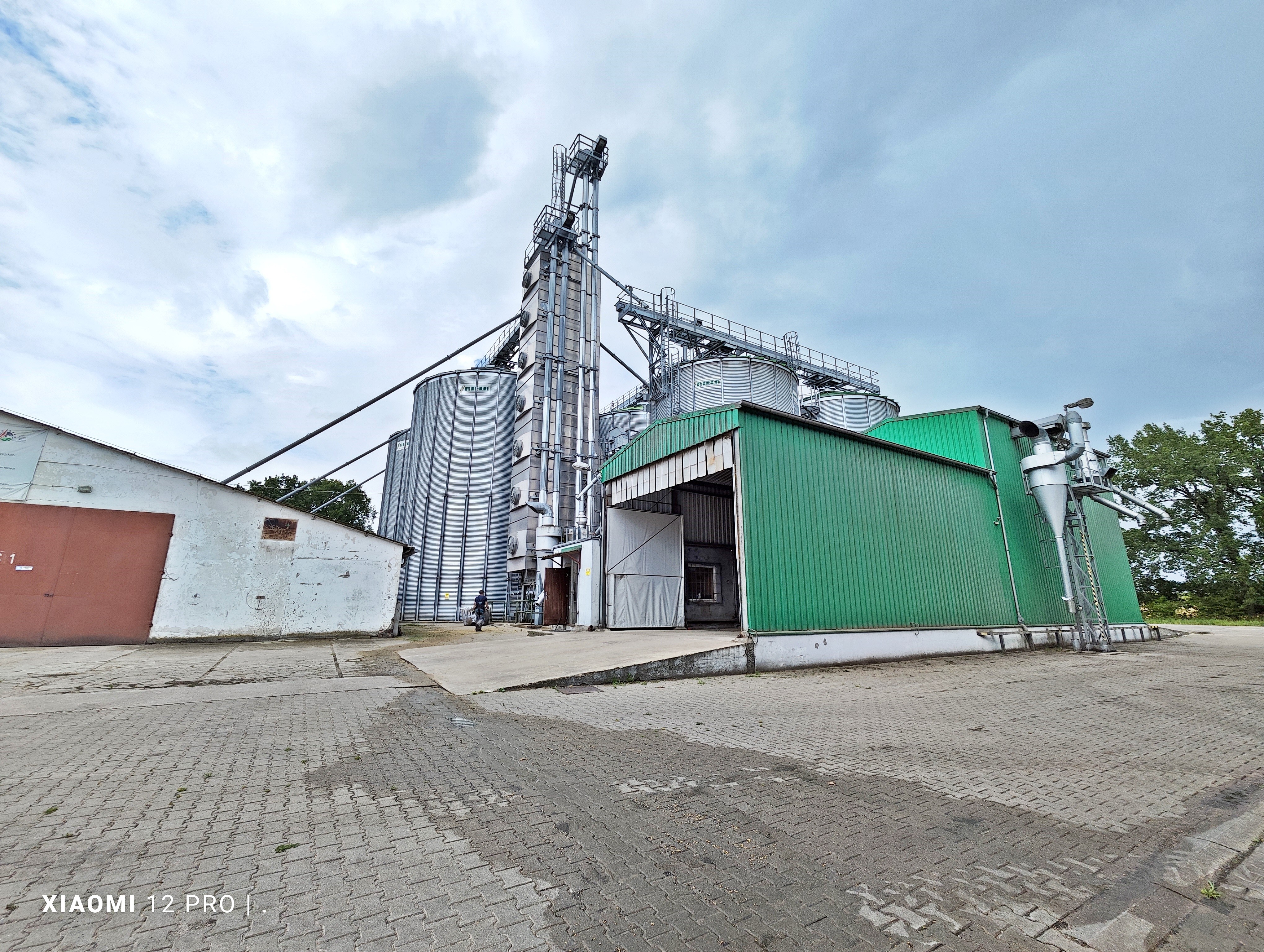 Kompleks rolniczo-magazynowy – silosy na 6800 ton-7 hal-2,65 ha ziemi — zdjęcie 3