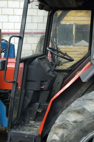 Ciągnik CASE 685 4WD Z ŁADOWACZEM — zdjęcie 4