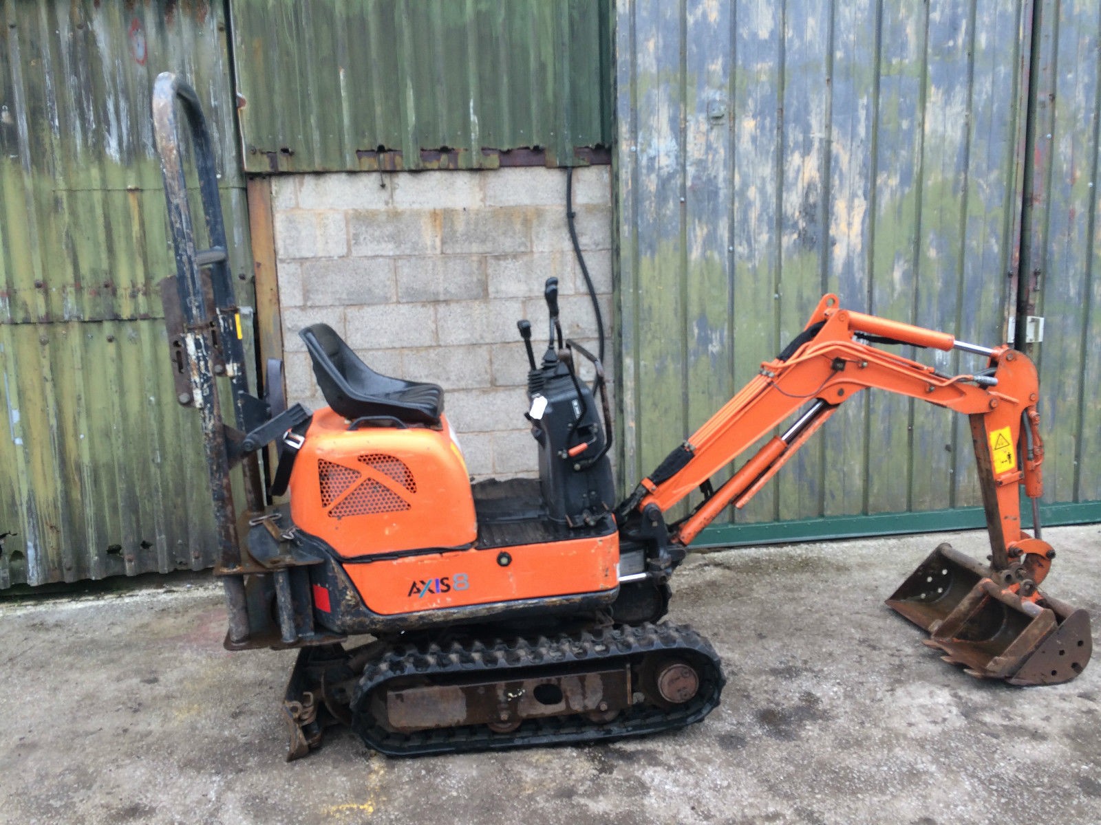 Mini Koparka Hitachi 02/08 ZAxis + 2 łyżki — zdjęcie 4