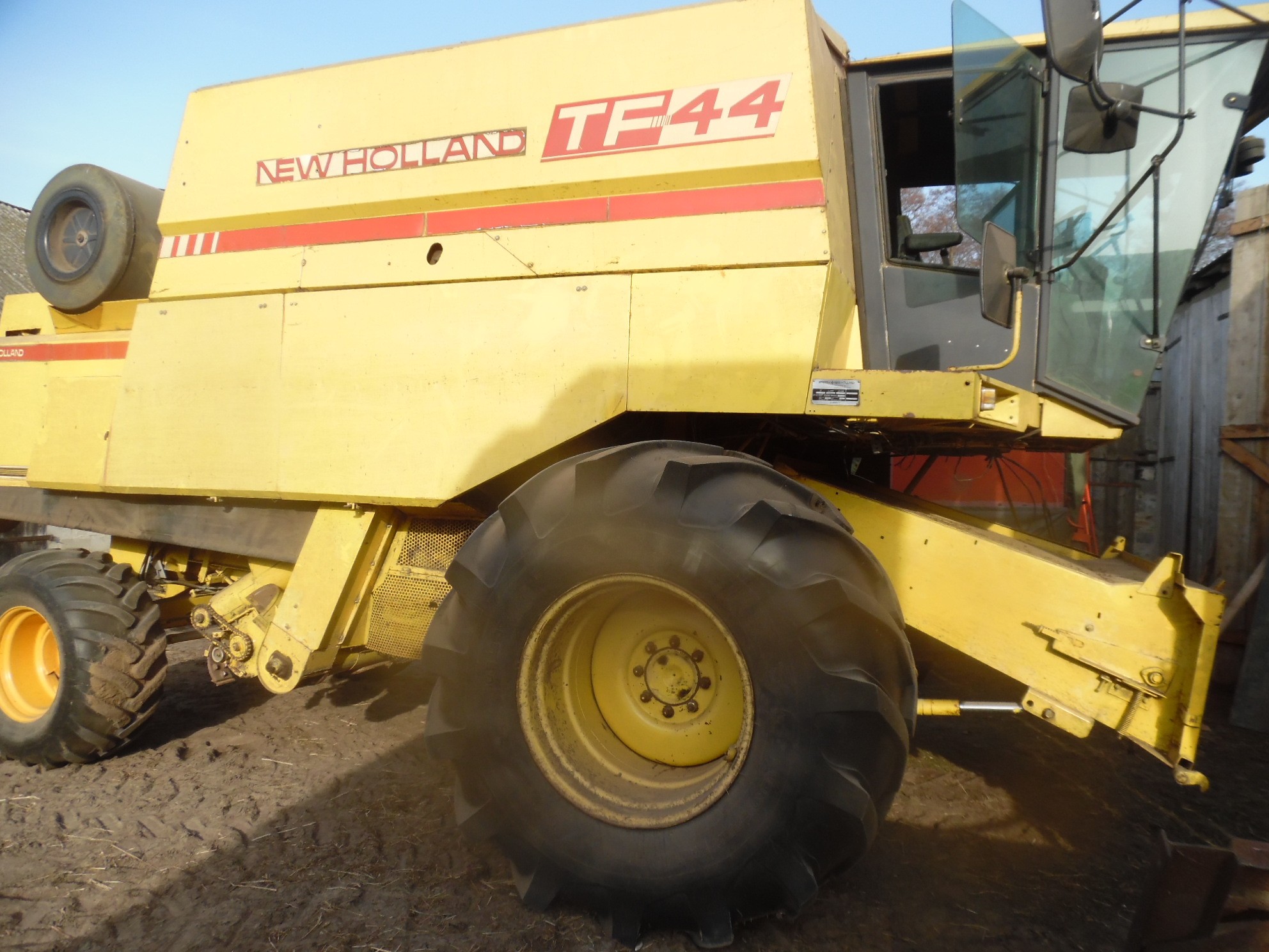 Kombajn New Holland TF44 z sieczkarnią w całości lub na części  — zdjęcie 8