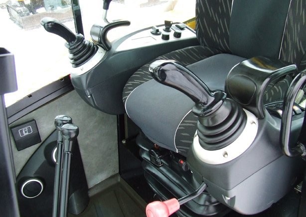 JCB 8045 ZTS -  rok 2006 — zdjęcie 4