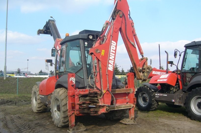 KOPARKO-ŁADOWARKA TELESKOPOWA MANITOU MLB 625 T — zdjęcie 2