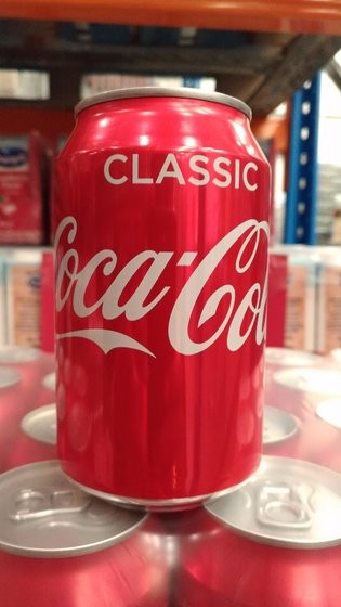 Fanta-and-Sprite i inne puszki i butelki na napoje bezalkoholowe dostę — zdjęcie 1