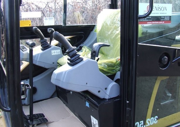 Mini koparka CAT 302.5C z roku 2007 — zdjęcie 2
