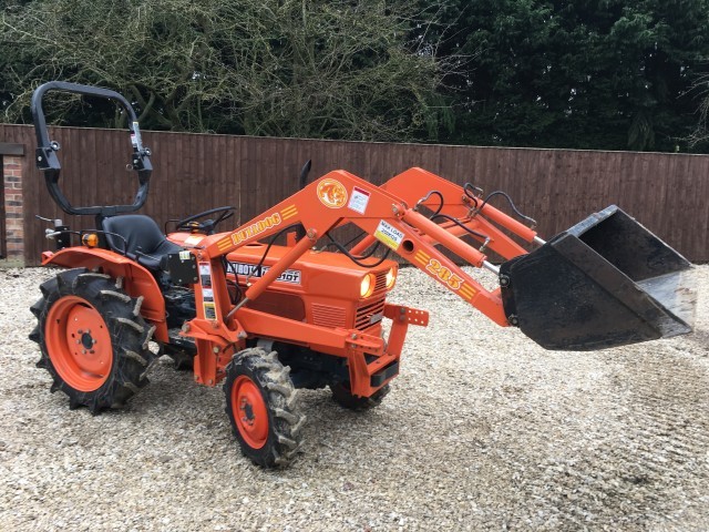 Ciągnik Kubota DT150 L-250 - stan bardzo dobry  — zdjęcie 1