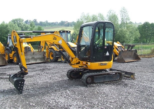 .JCB 8025 ZTS z roku 2008.