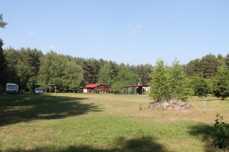 Ośrodek ze stadniną koni nad pięknym jeziorem — zdjęcie 2