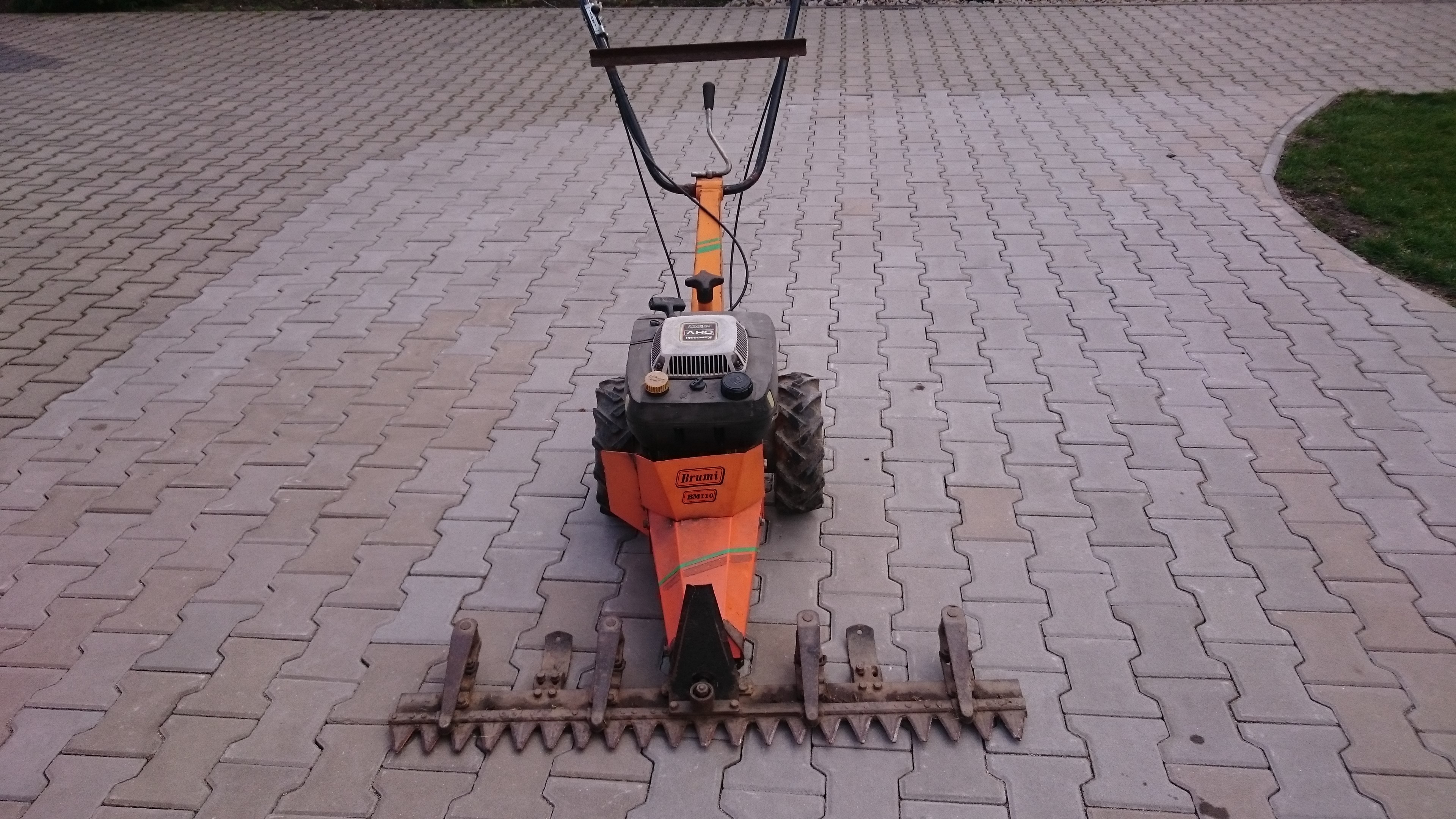 Kosiarka listwowa Kawasaki — zdjęcie 1