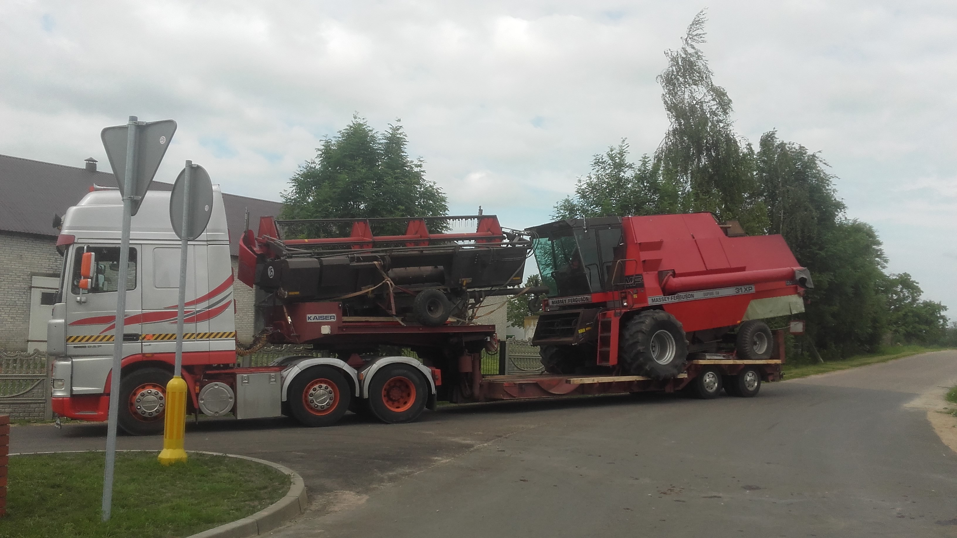 Transport kombajnów sieczkarni maszyn Claas Fent MF Holland Bizon — zdjęcie 5