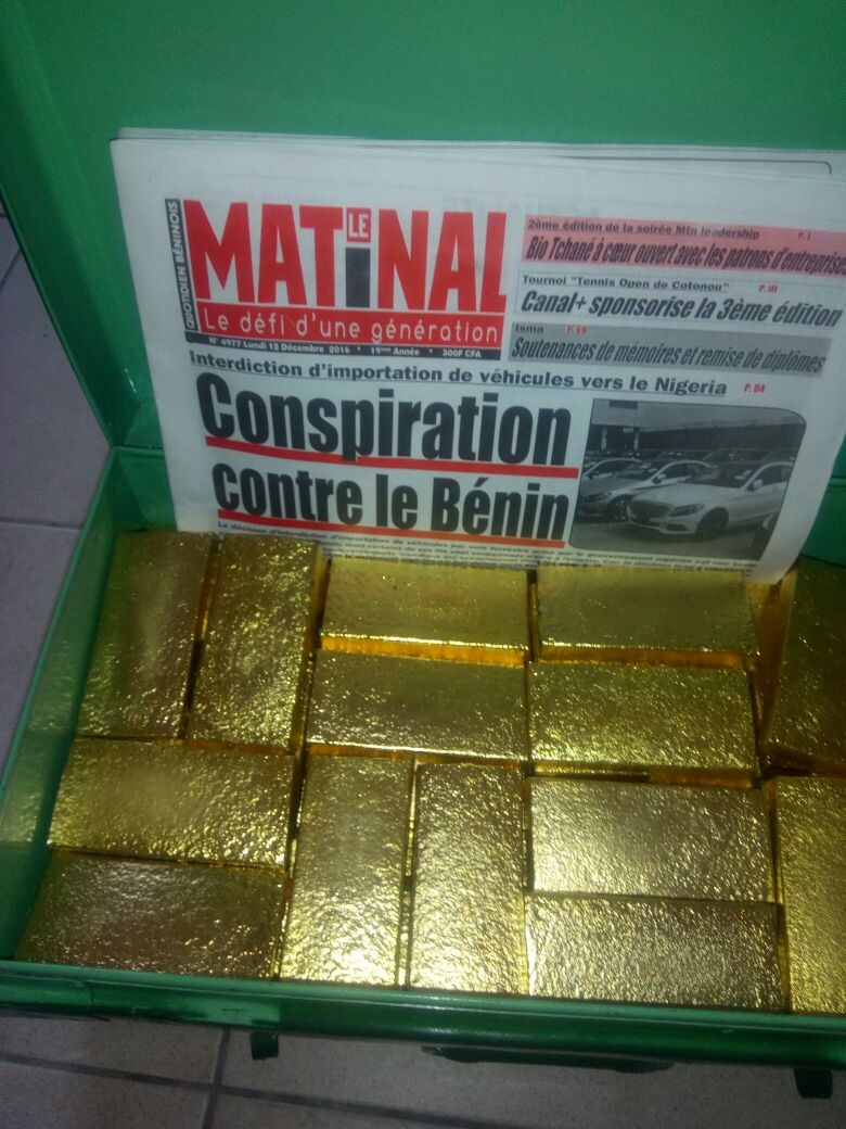Goldbarren in der Menge zum Verkauf — zdjęcie 1