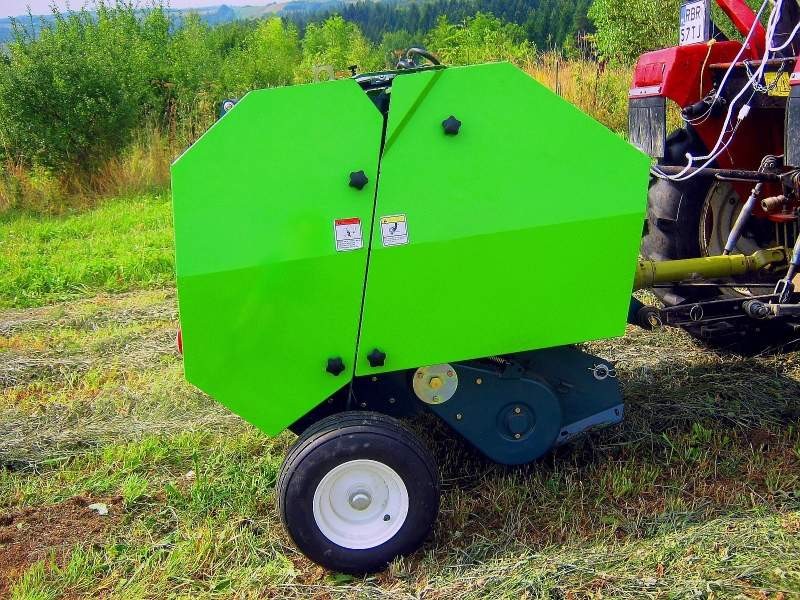Mini prasa zwijająca do siana, sianokiszonki, słomy, moc ciągnika 25kM — zdjęcie 1
