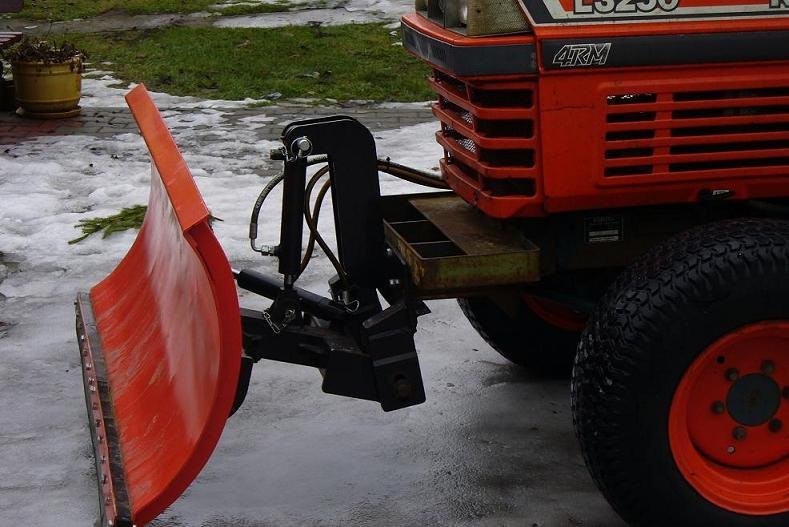 sprzedam ciągnik Kubota i osprzęt zimowy — zdjęcie 2