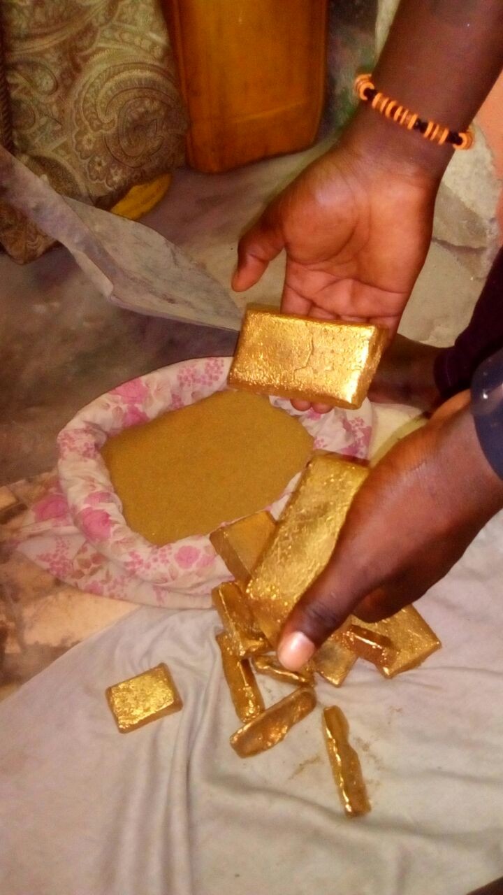 Goldbarren in der Menge zum Verkauf — zdjęcie 3