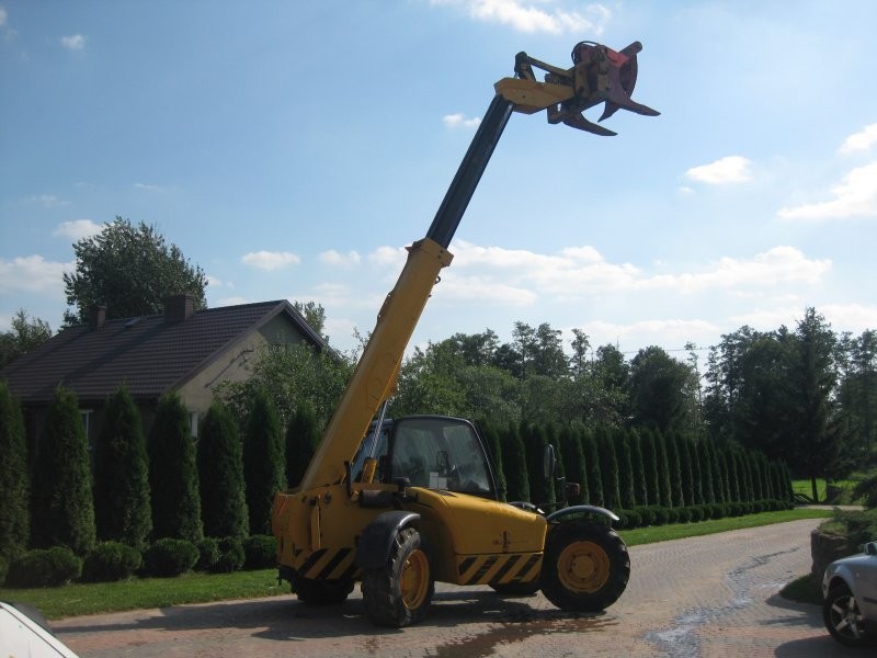 JCB 530-70 z łyżka i chwytakiem do drewna — zdjęcie 1