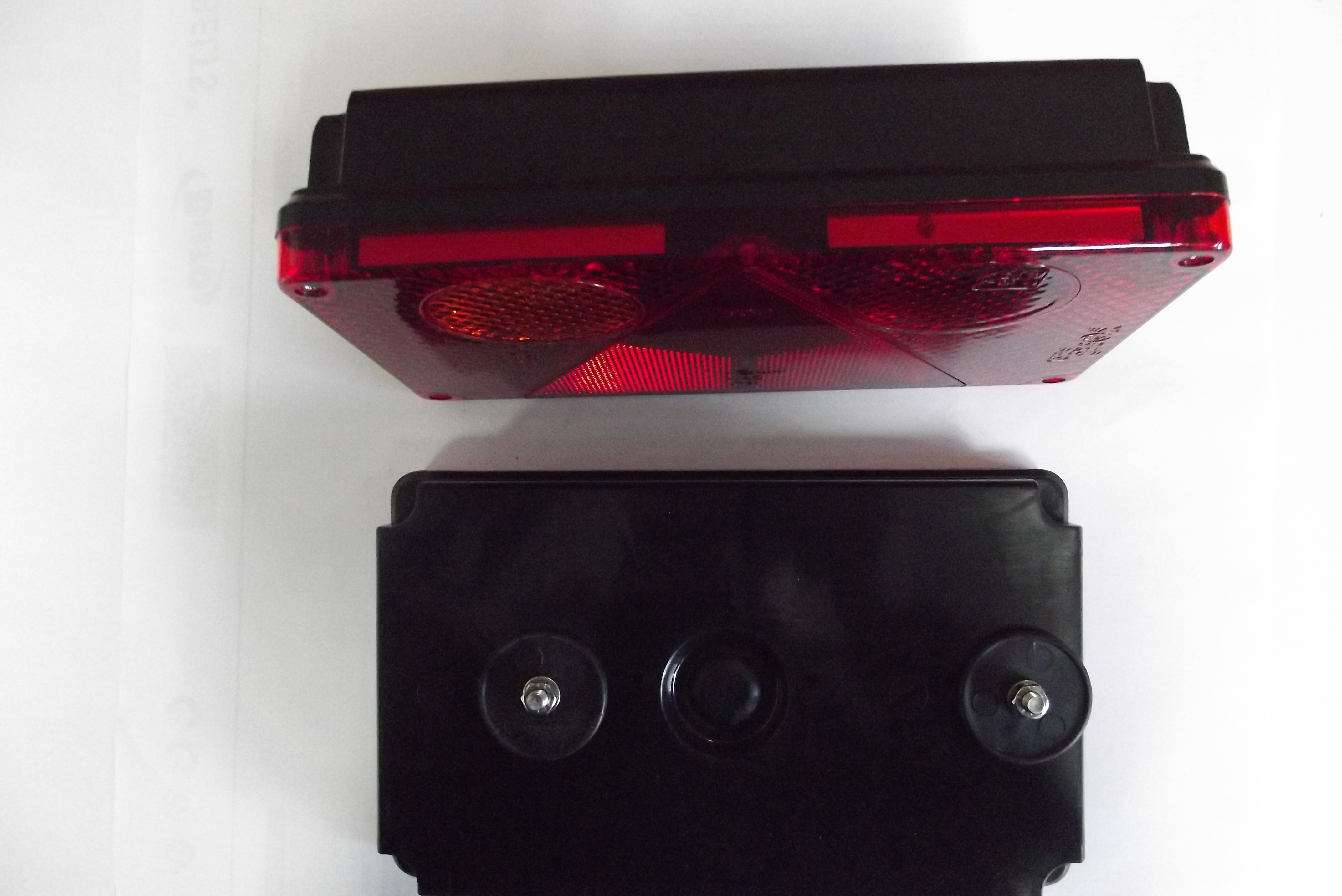 LAMPA TYLNA ZESPOLONA LEWA/PRAWA (PODŚW. TABLICY) Z TRÓJKĄTEM, 12/24V, — zdjęcie 4