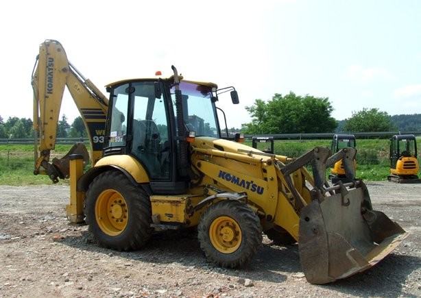 Komatsu WB 93R  z roku 2006 — zdjęcie 1