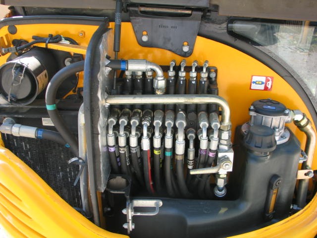 Sprzedam koparkę gąsienicową JCB 8030 zts 2010 rok — zdjęcie 8