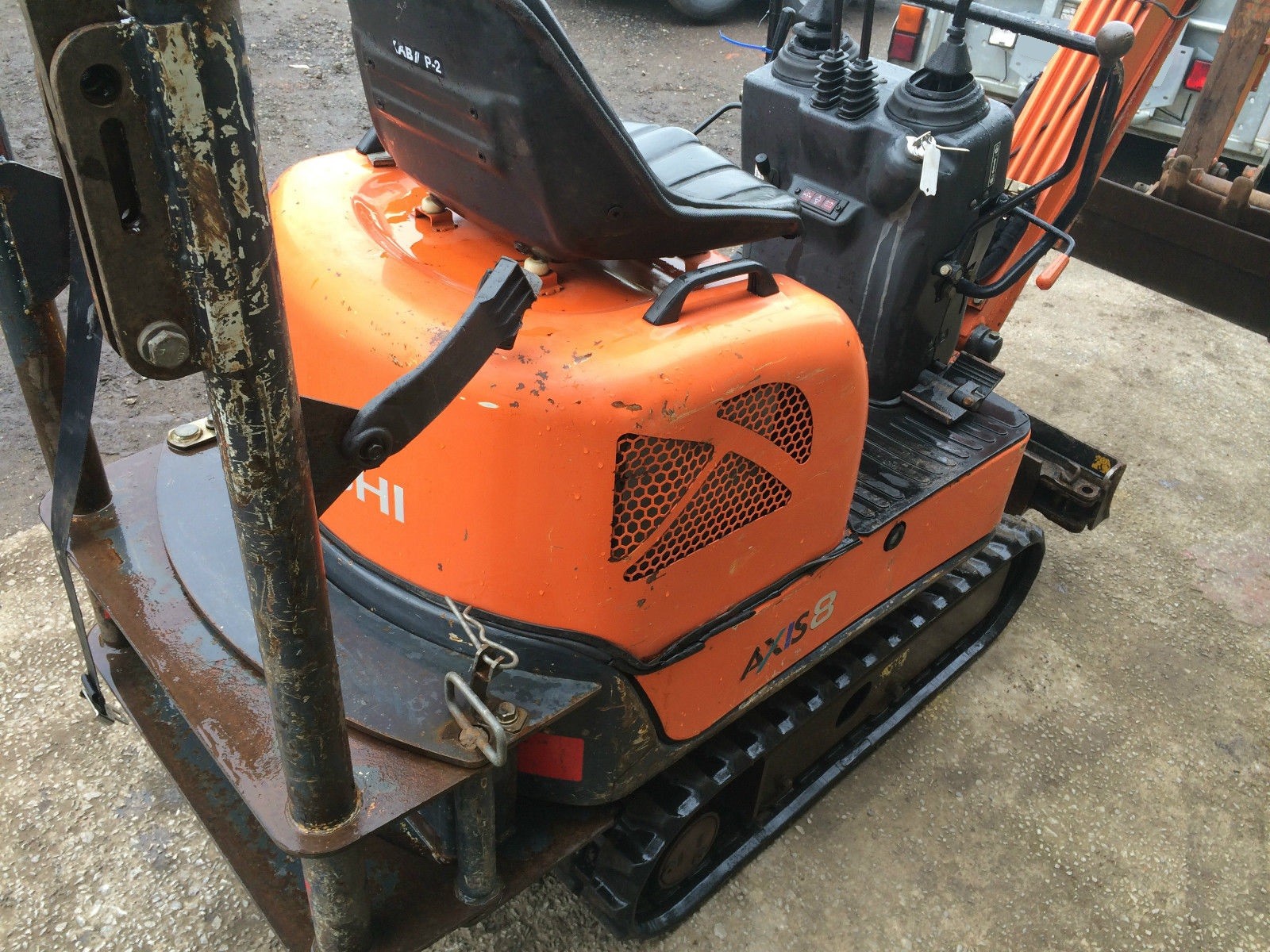 Mini Koparka Hitachi 02/08 Axis + 2 łyżki — zdjęcie 4