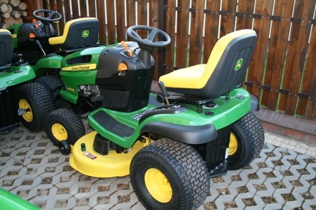 kosiarki JOHN DEERE LA105 i LA135 — zdjęcie 1