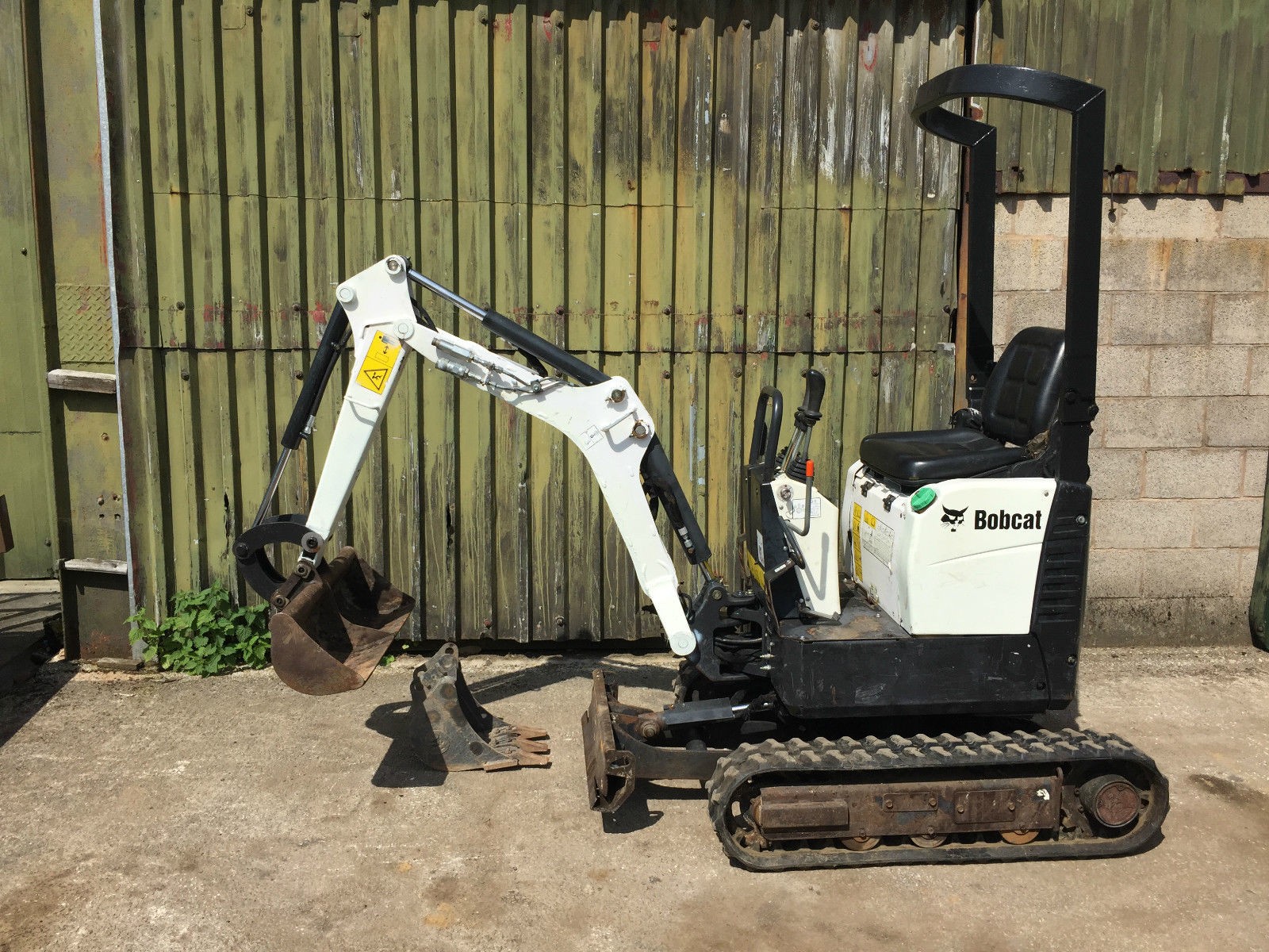  mini koparka Bobcat EO8 — zdjęcie 1