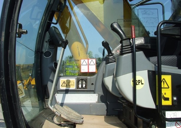 Koparka gąsienicowa- JCB JS 220LC z roku 2007 — zdjęcie 1