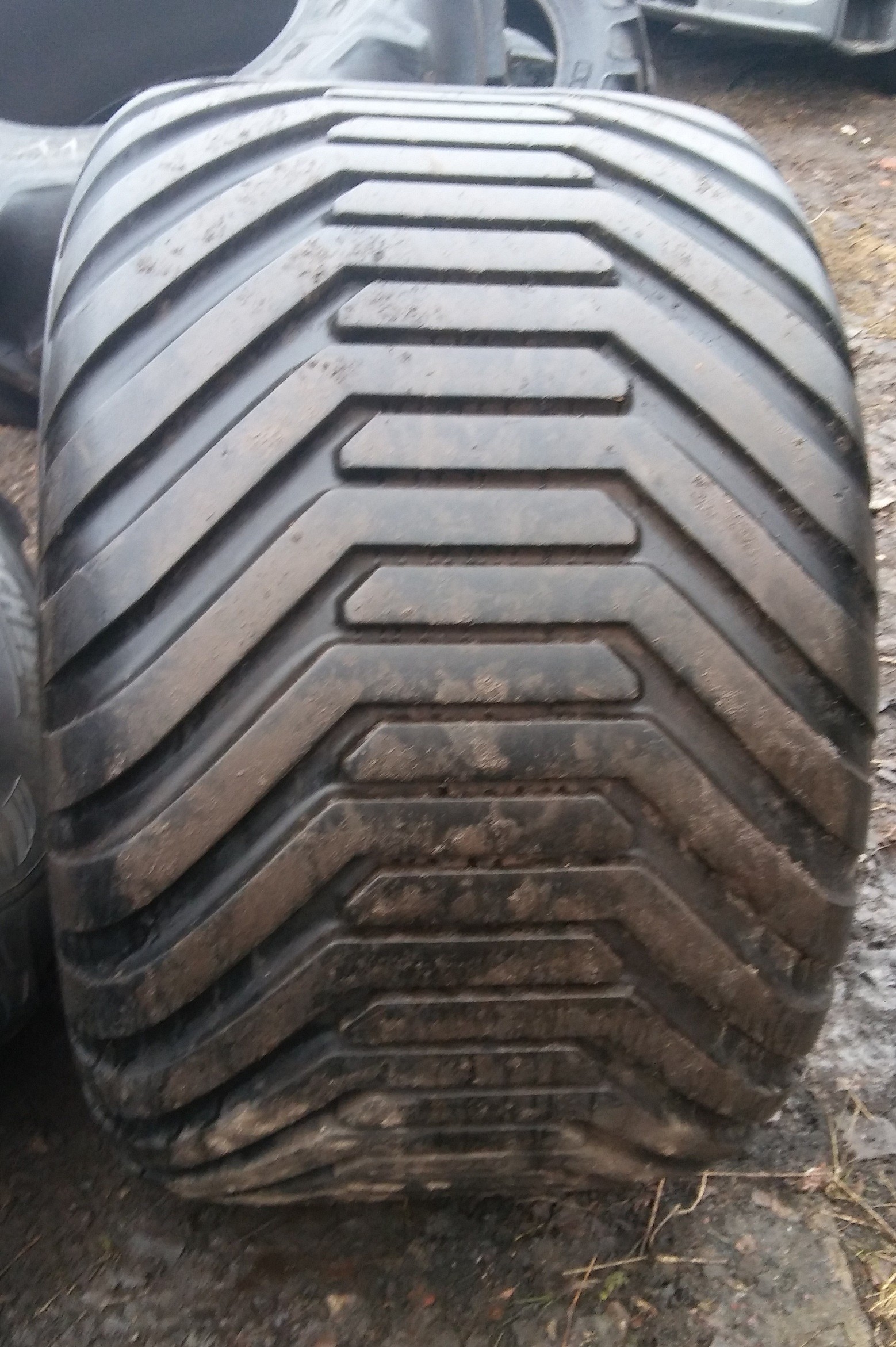 (G1227) Opona  700/50-26.5 BKT  Flotation 647 — zdjęcie 1