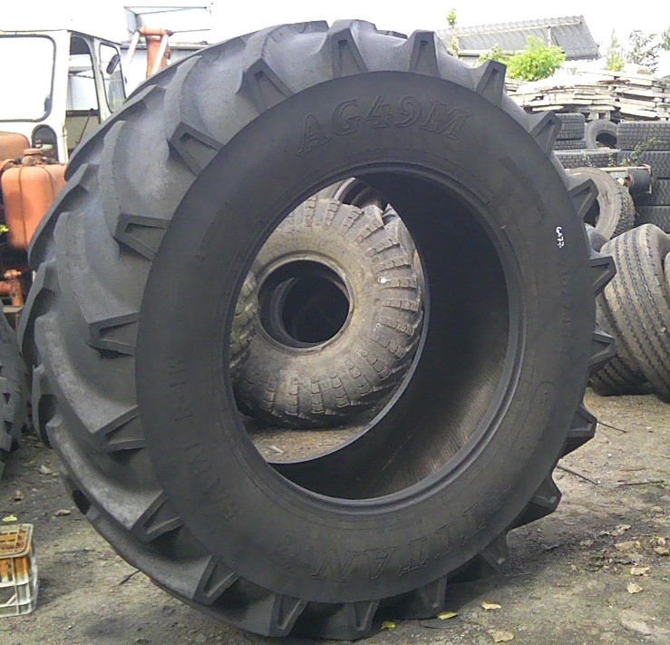 (G677) Opona 710/70 R42 Titan — zdjęcie 2