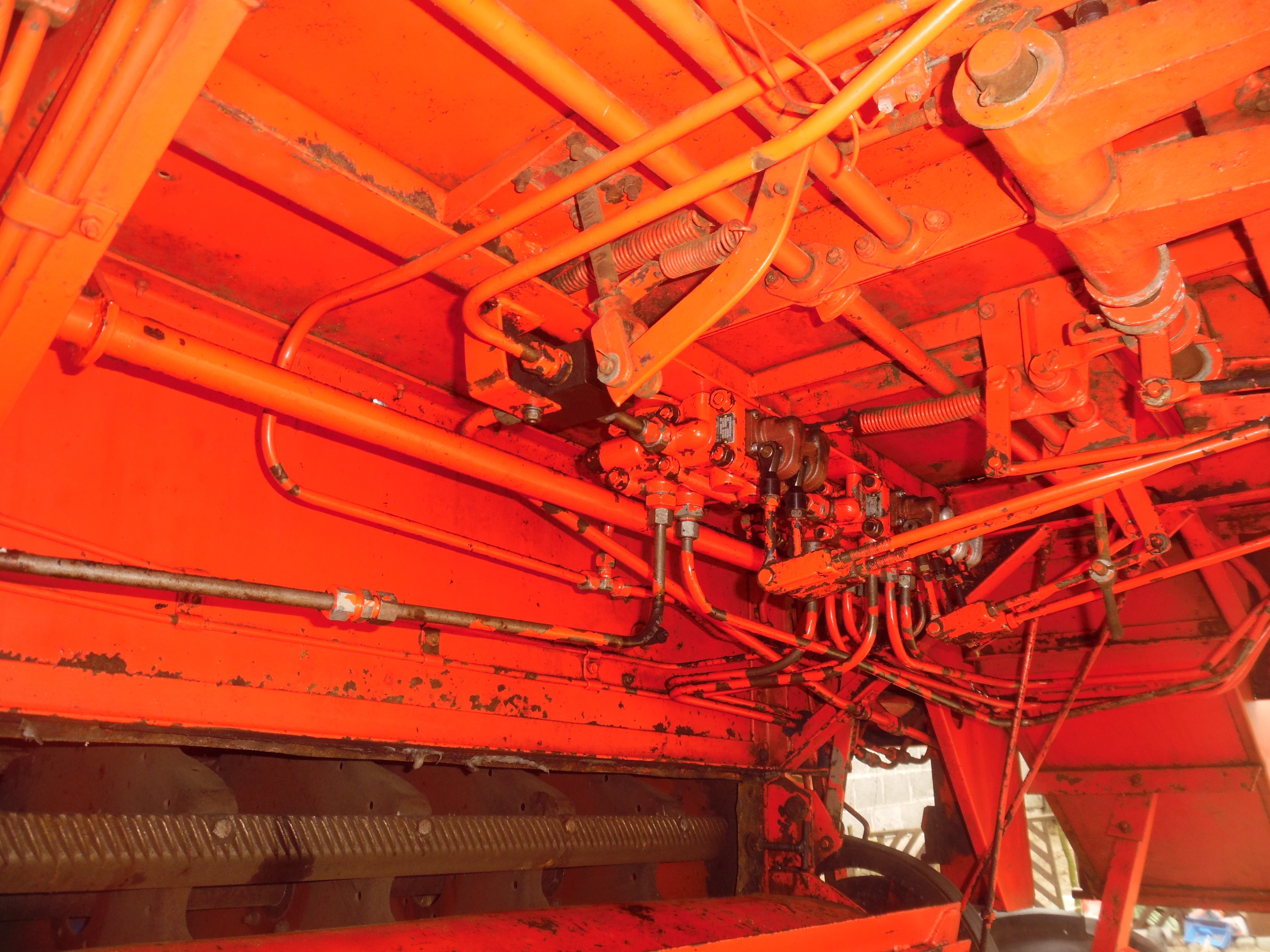 kombajn bizon i new holland,beczkowuz, przetrząsarka fela — zdjęcie 3