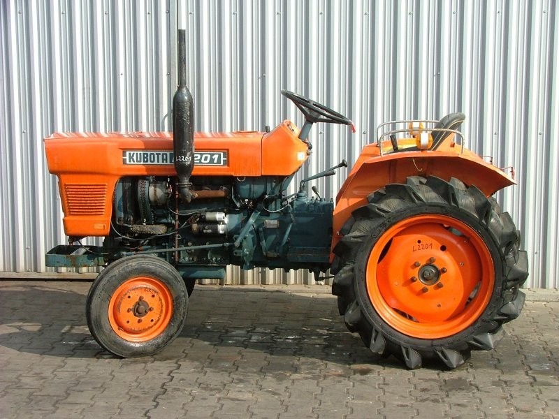 Mini traktorek Kubota L2201, 22KM, 4x2 — zdjęcie 3
