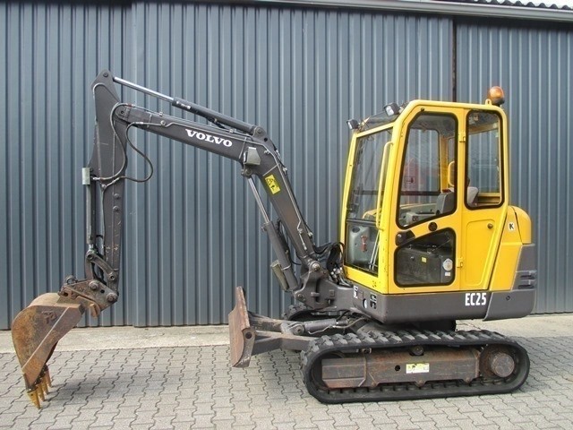 Top koparka Volvo EC25 — zdjęcie 1