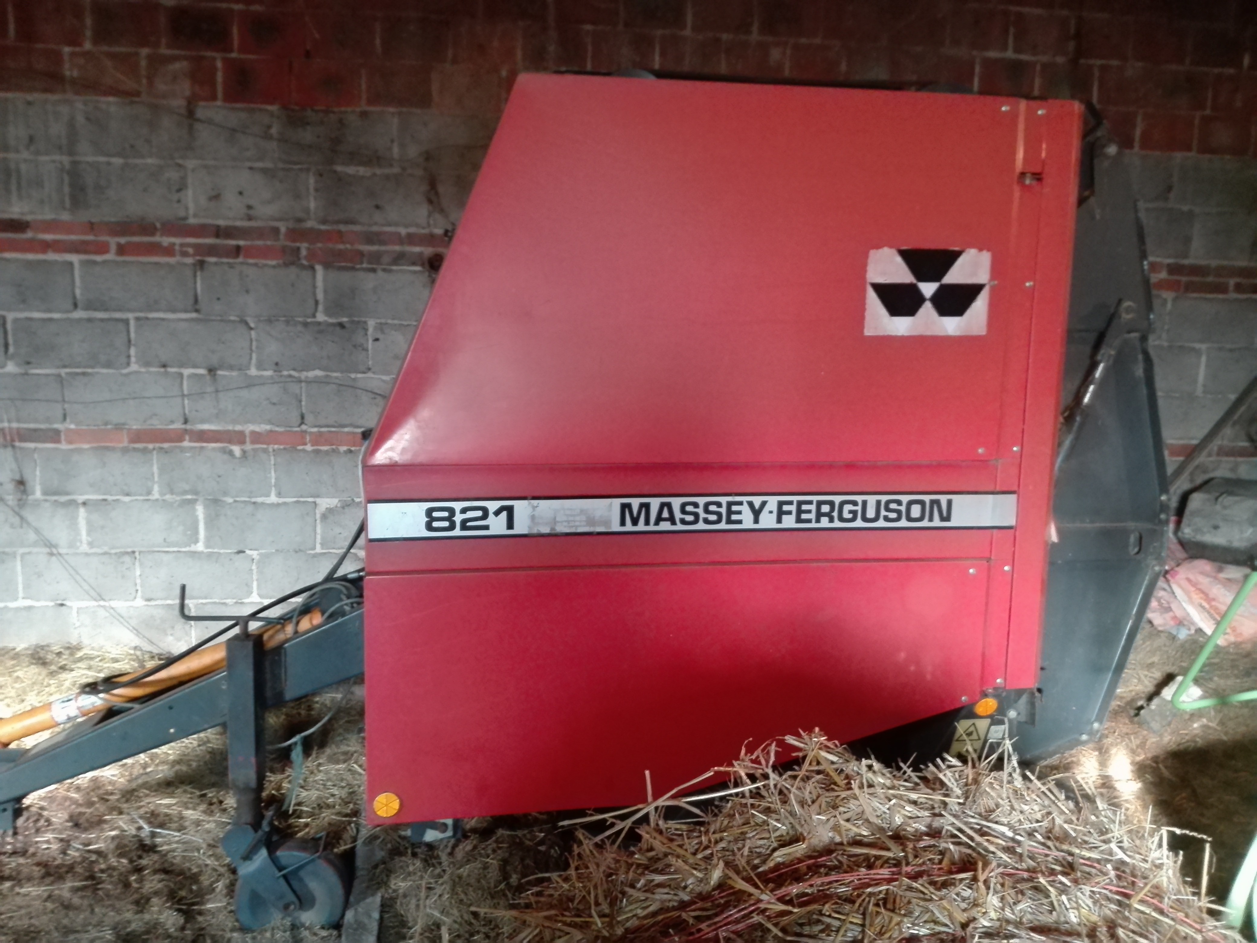 Prasa Massey Ferguson MF 821 — zdjęcie 2