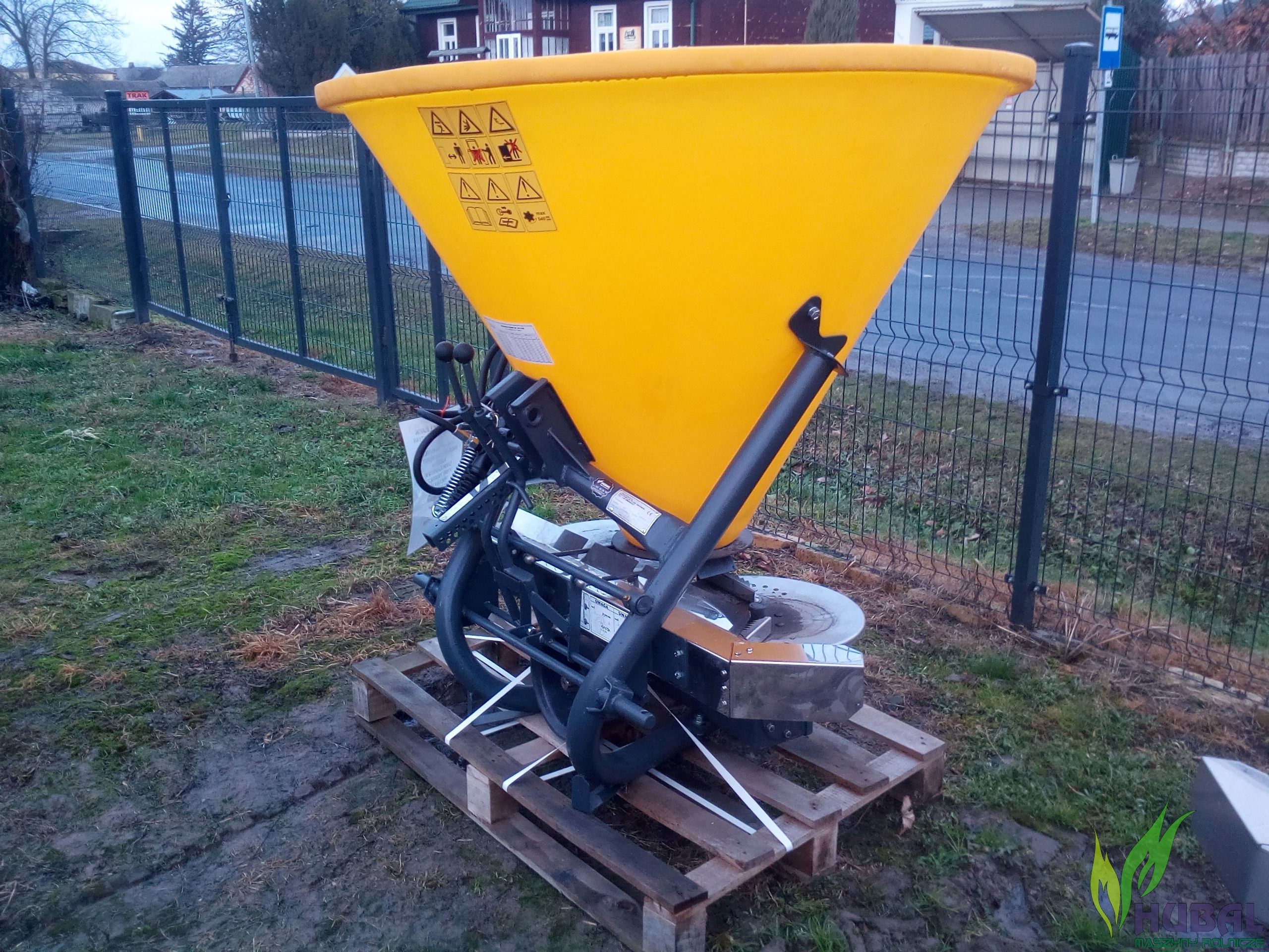 Rozsiewacz nawozu Lejek DWUTARCZOWY poj. 500L z hydrauliką — zdjęcie 4