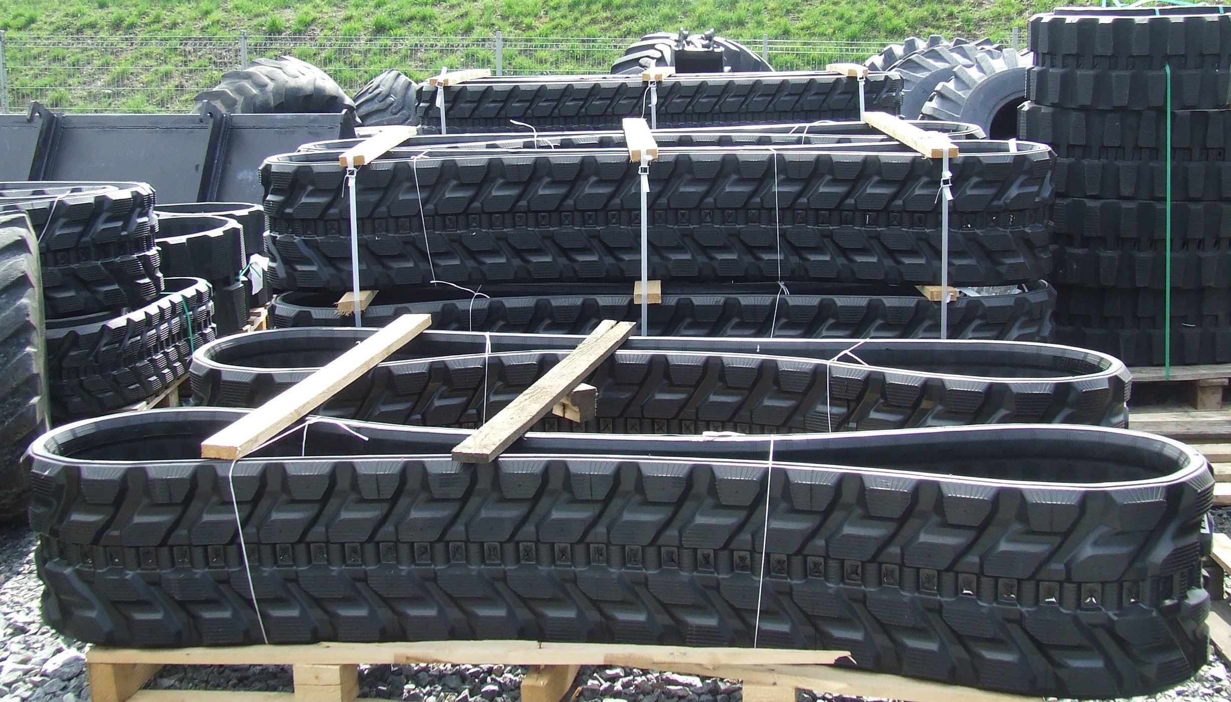 Gąsienica gumowa 230X96X33 Brigstone Denison — zdjęcie 1