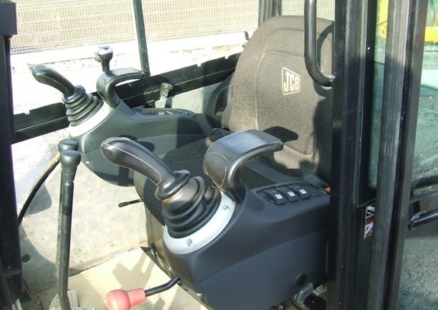 MINI KOPARKA JCB 8025 ZTS z roku 2008 — zdjęcie 3