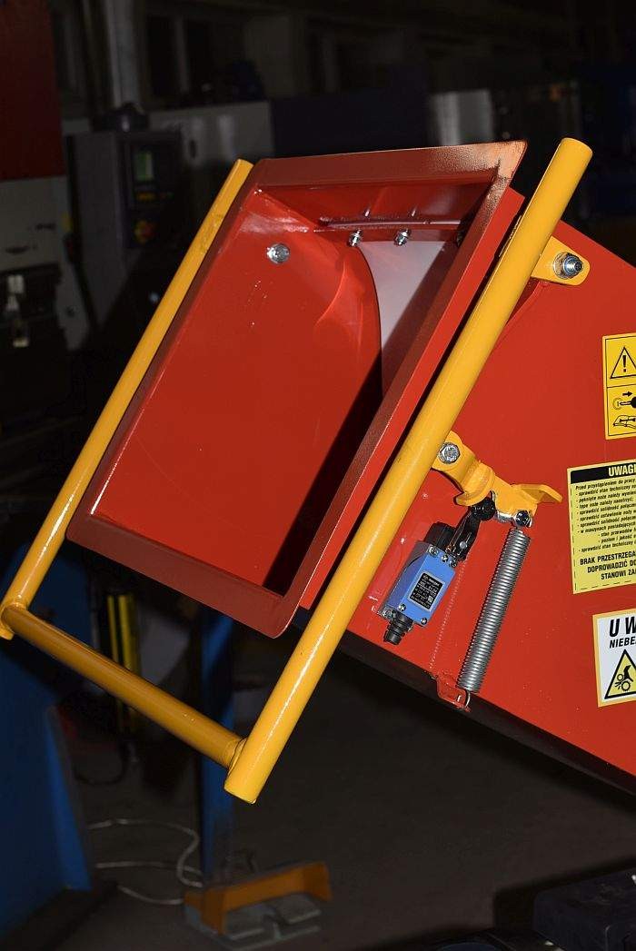 Rębak - rozdrabniacz do gałęzi z wyrzutnikiem i workownicą. 15 HP — zdjęcie 6
