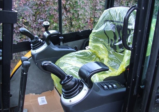 MINI KOPARKA JCB 8030 ZTS z roku 2006 — zdjęcie 2