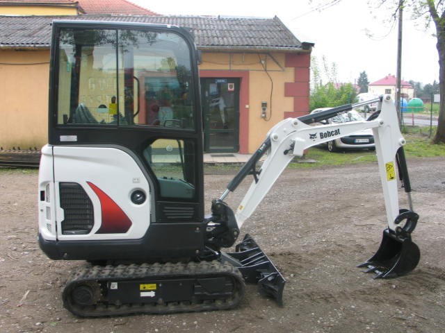 Sprzedam koparkę Bobcat E17 z 2014 roku - jak nowa — zdjęcie 4