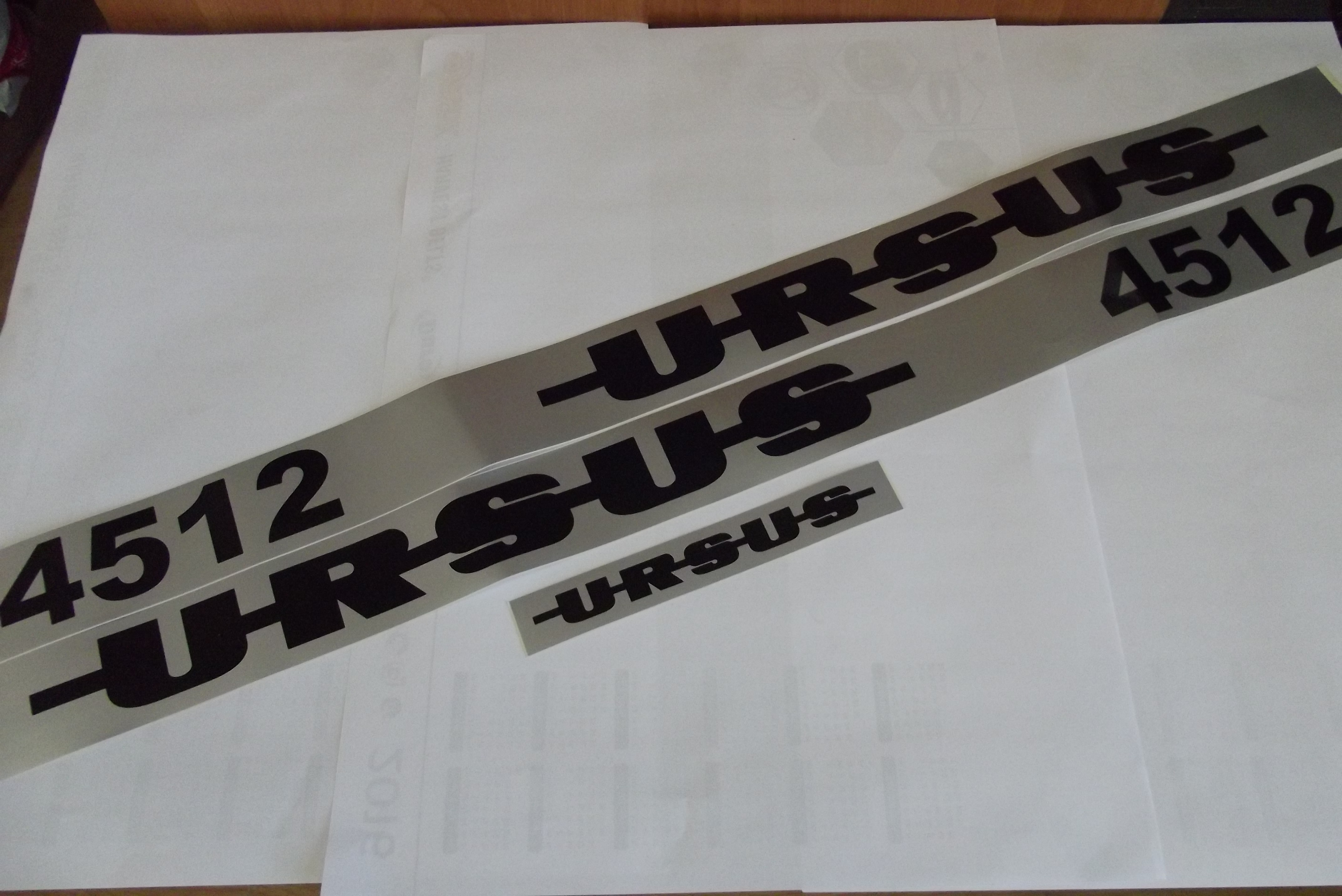 Emblematy maski silnika URSUS 4512 KOMPLET.    — zdjęcie 1