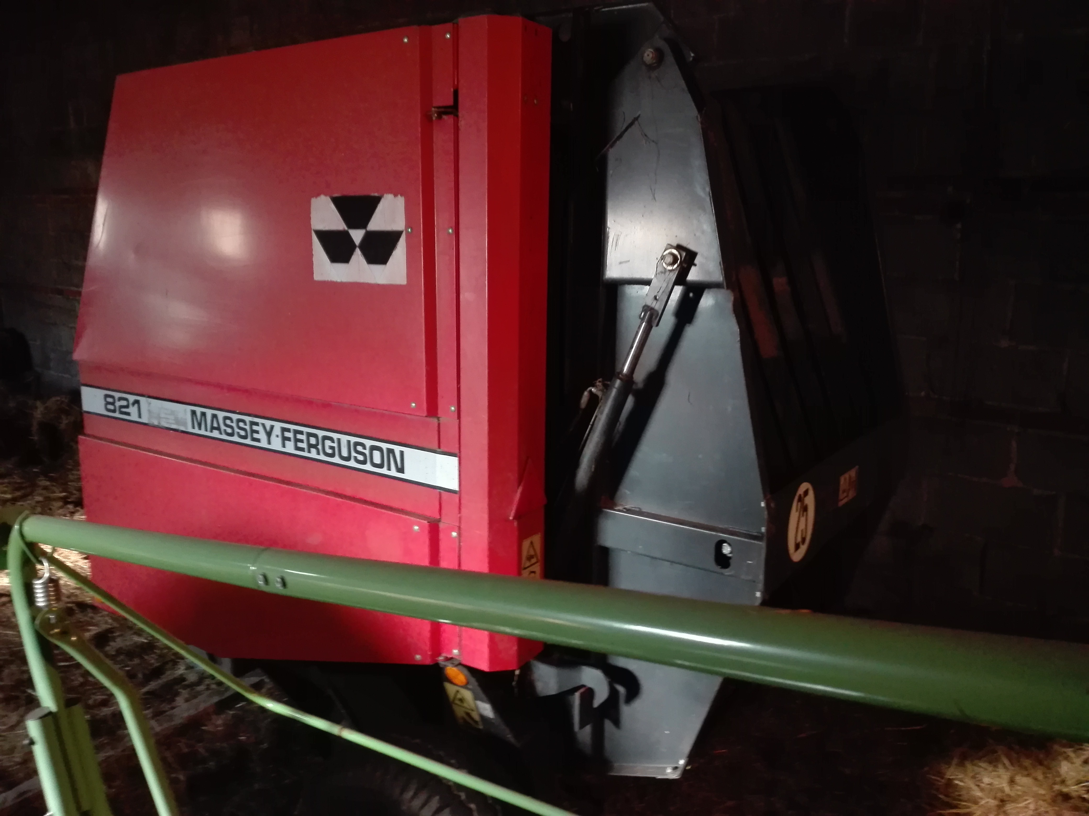 Prasa Massey Ferguson MF 821 — zdjęcie 3