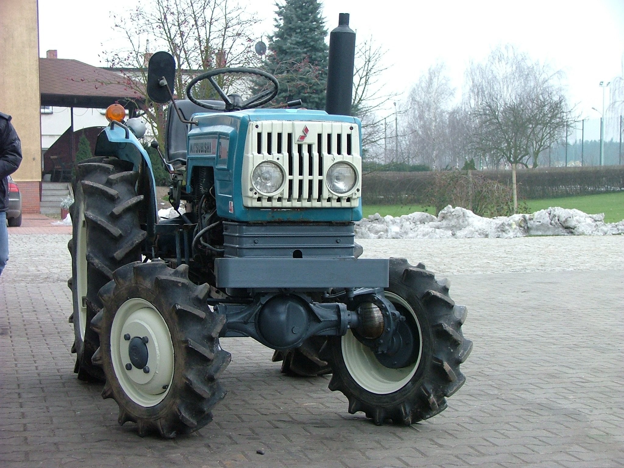 Mitsubishi D2000IIFD - 1985 — zdjęcie 4